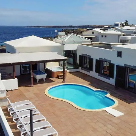 بيت للعطل Babel - First Line Seafront House بلايا بلانكا