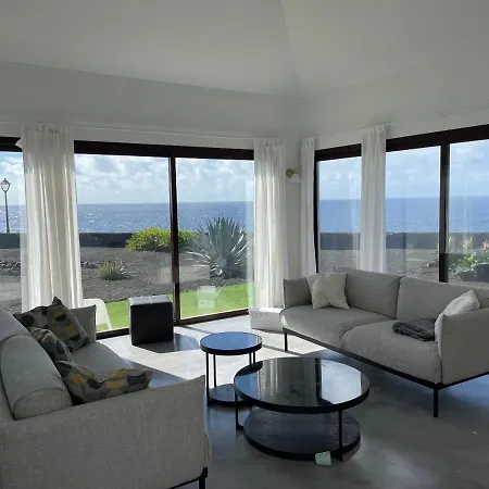 بيت للعطل Babel - First Line Seafront House *