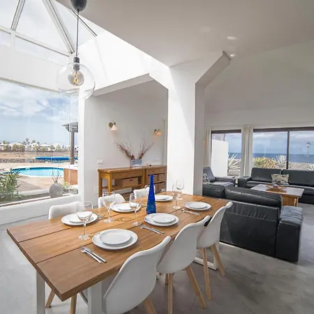 Vakantiehuis Babel - First Line Seafront House