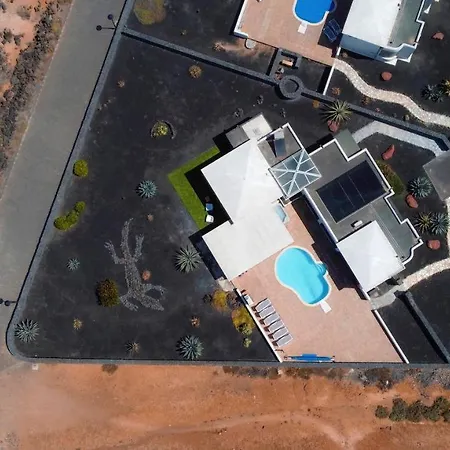 Vakantiehuis Babel - First Line Seafront House *