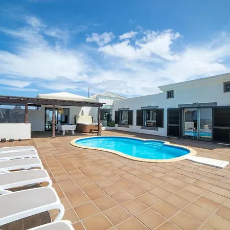 Babel - First Line Seafront House Hébergement de vacances *