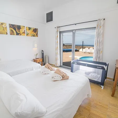 Babel - First Line Seafront House Nyaraló *