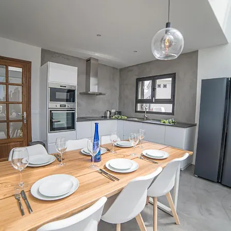 Babel - First Line Seafront House Nyaraló