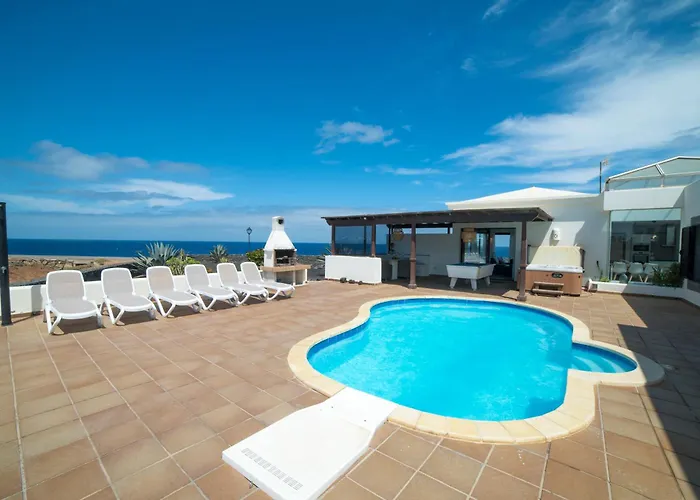 Babel - First Line Seafront House Дом отдыха *